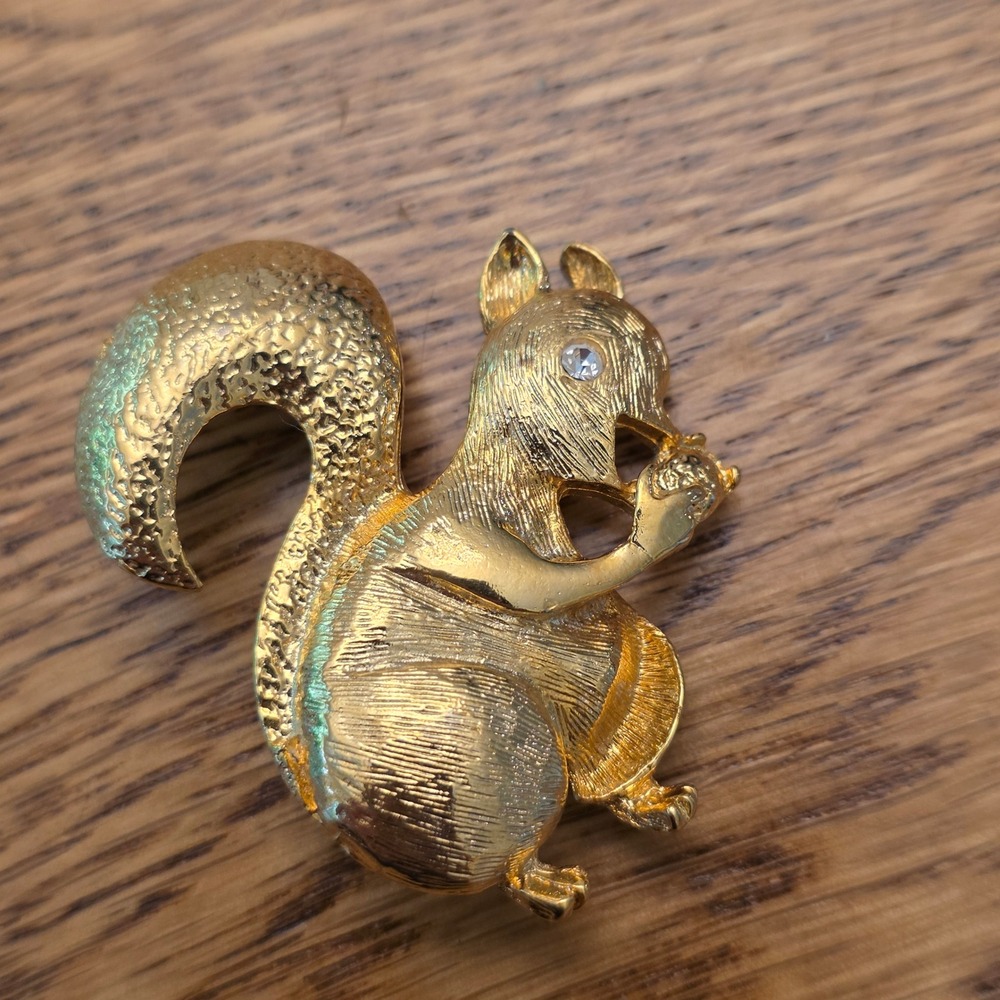 Vintage Gold Tone Squirrel Brooch Rhinestone Eye Woodland Animal Pin Novelty